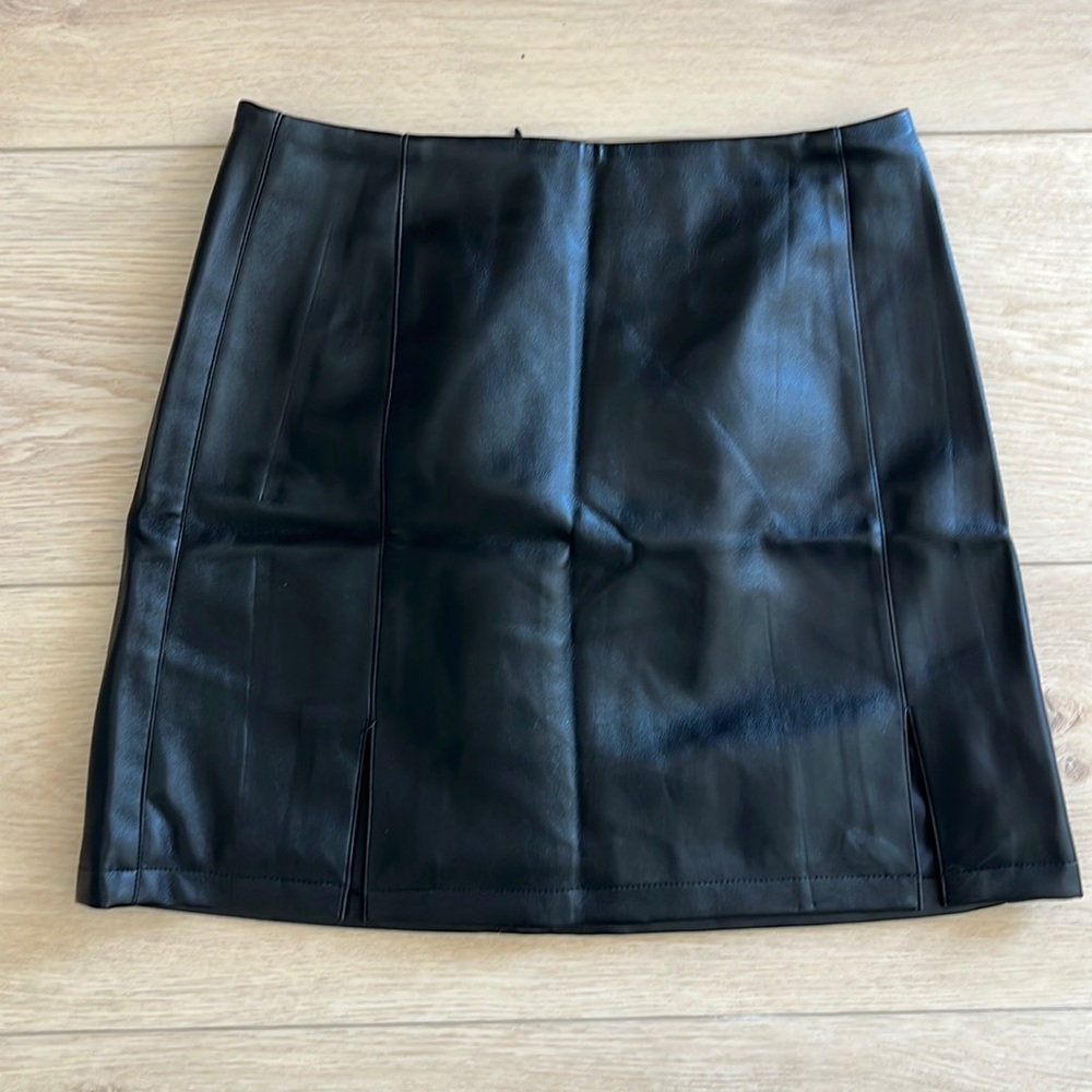 Line leather skirt